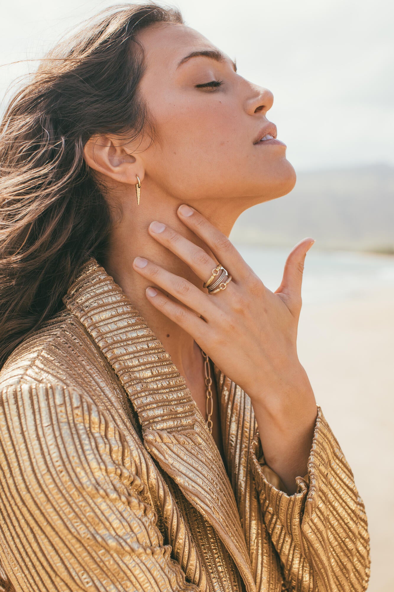 A FEMALE MODEL WEARING THE GOLD HANSEN RING 